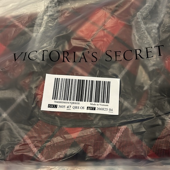 NWT Victoria’s Secret flannel tote. - Picture 3 of 10